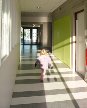 L'organisation en bandes parallèles, implantées perpendiculairement à la route départementale, structure le projet et ménage des vues traversantes. Équipement au service des plus jeunes, la sécurité des accès est primordiale, et se fait via une placette en cœur d'ilot.

1, 2, 3, ... Soleil ! Entrez dans le jeu !
