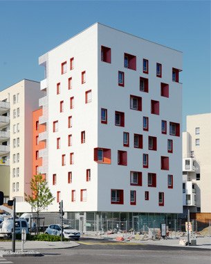 Signal urbain à l’entrée de l’écoquartier des Passerelles, ce projet  présente un pignon nord sculptural travaillé dans l’épaisseur avec un jeu d’ouvertures colorées.
