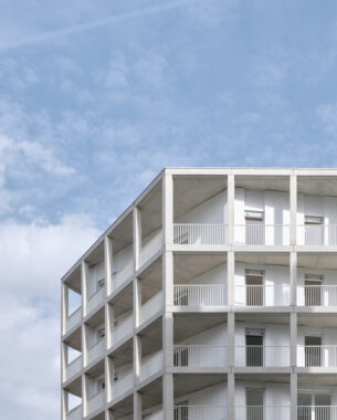 Une double peau aérée enveloppe le volume habité de cet immeuble de logements.